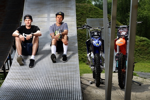 Nejlepší čeští freestyle motocrossaři se svými stroji.