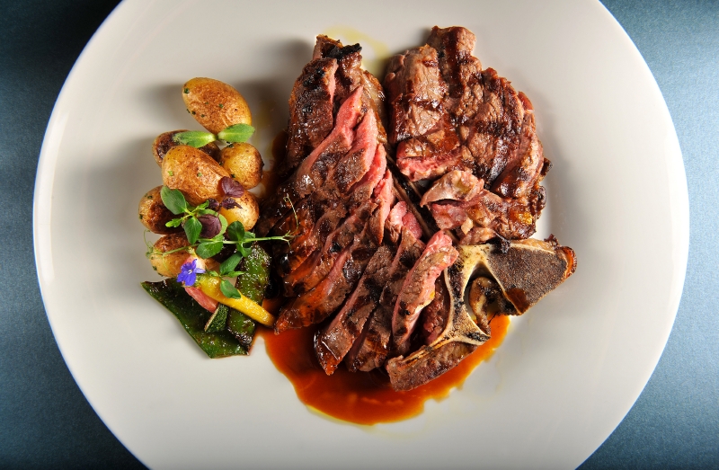 Stařený T-bone steak z pratura patří mezi nezapomenutelné gastronomické zážitky.