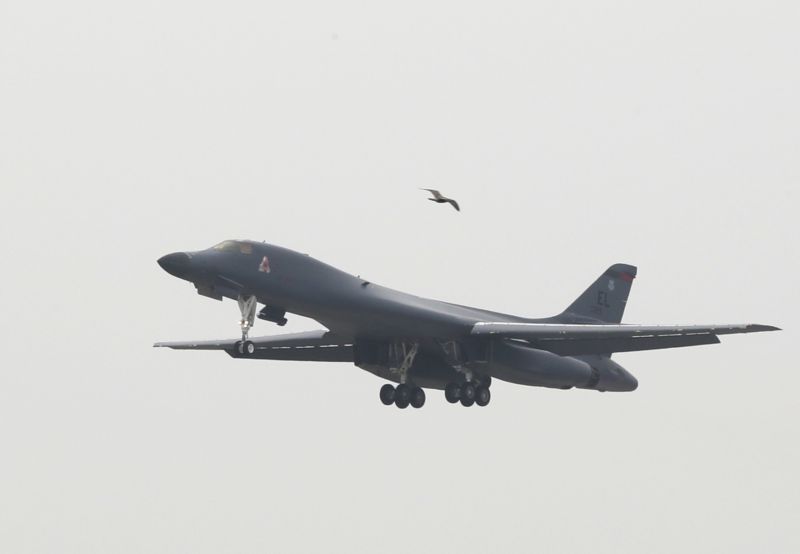 Americký bombardér B-1B nad korejským územím.
