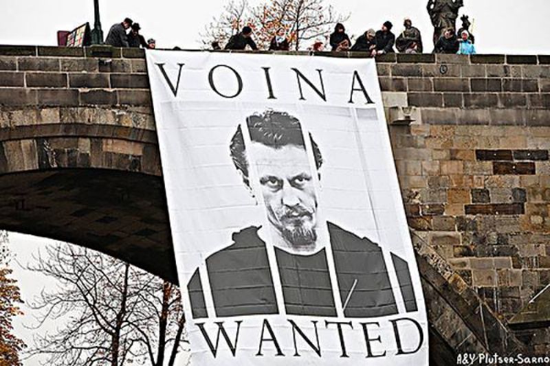 Plakát na protest proti vydání umělce. 