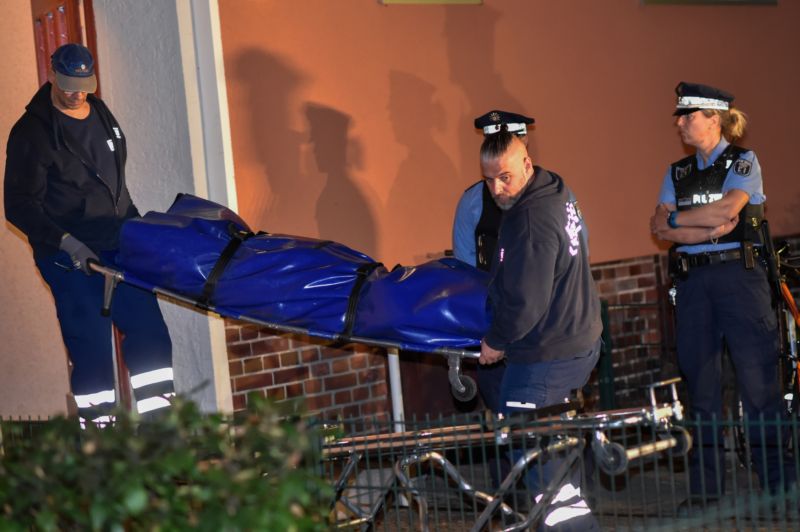 Německá policie vynáší těla z bytu politika.