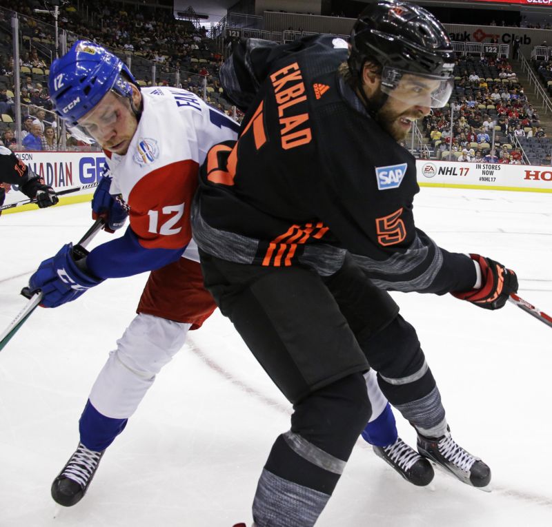 Opora zadních řad výběru Severní Ameriky Aaron Ekblad.