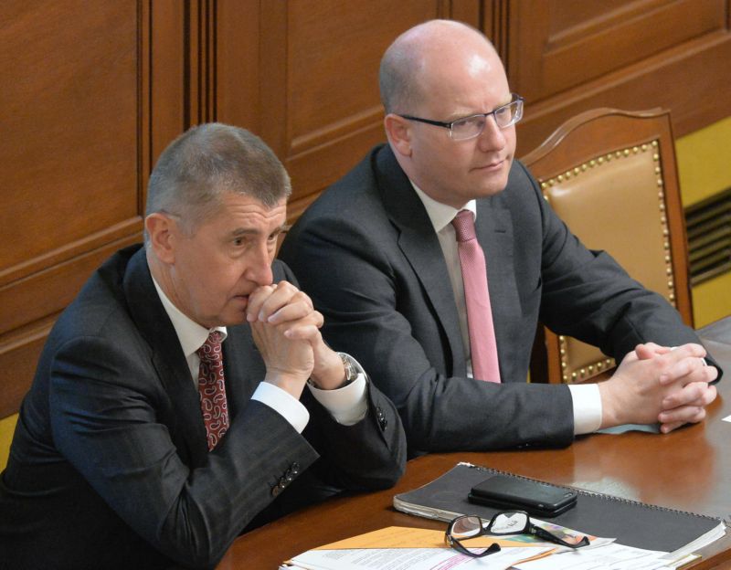 Ministr financí Andrej Babiš (vlevo) a premiér Bohuslav Sobotka.