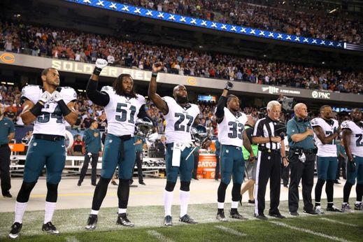 Hráči Philadelphia Eagles podporující Kapernicka.