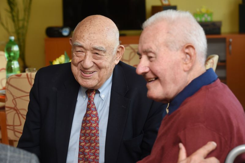 Po téměř 70 letech setkal vojenský letec z dob počátku izraelského státu Hugo Marom (vlevo) se svým leteckým instruktorem, majorem Aloisem Mutňanským.