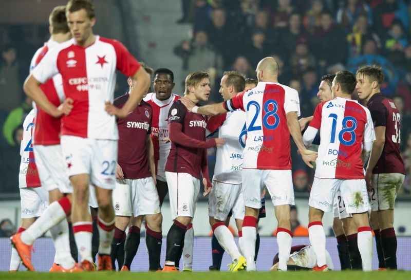 PoSlední derby AC Sparta Praha - SK Slavia Praha, 20. března se neobešlo bez konfliktů a strkanic.