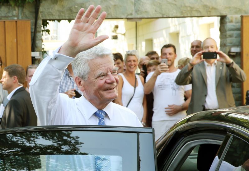 Podle prezidenta Joachima Gaucka si různá populistická uskupení v Německu na demokracii 'vylámou zuby'.