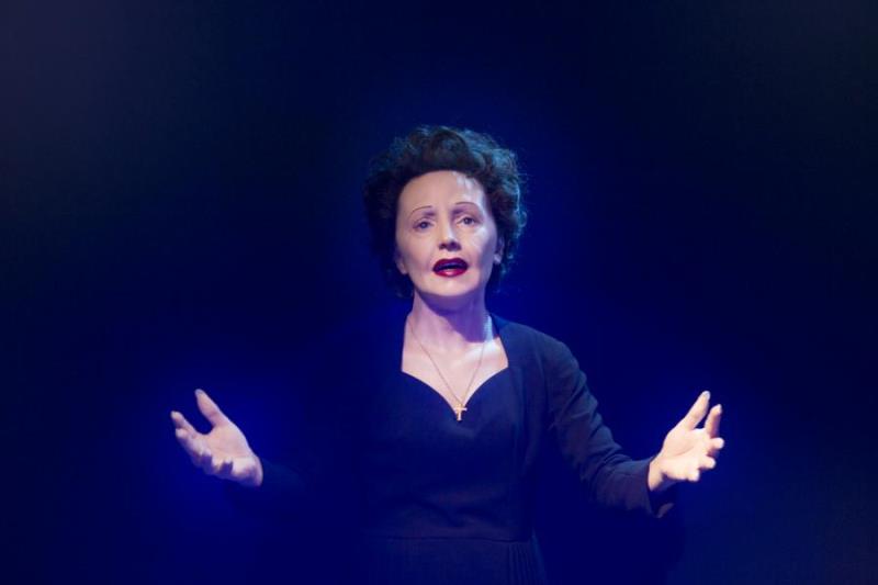 Socha slavné zpěvačky Edith Piaf se vrátila do Prahy.