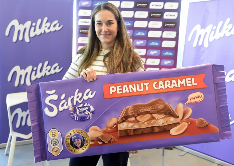 Česká lyžařka Šárka Strachová s darem od sponzora.