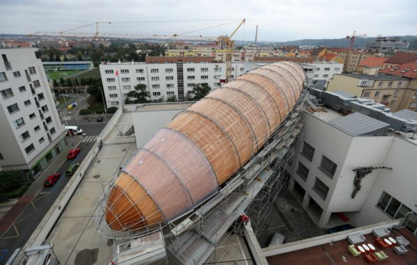Na střeše centra DOC vyrostla dřevěná vzducholoď .