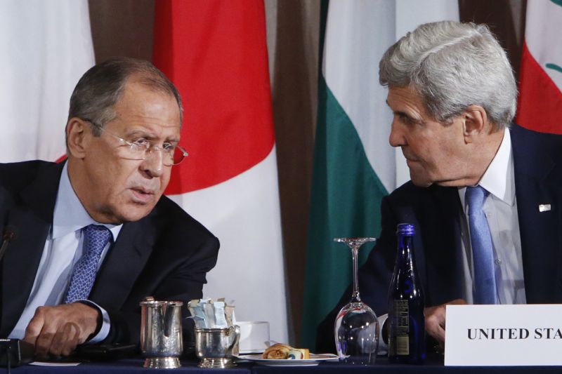 Ruský ministr zahraničí Sergej Lavrov (vlevo) a jeho americký protějšek John Kerry.
