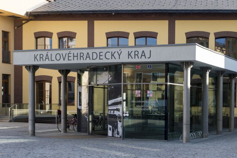 V sídle krajského úřadu v Hradci Králové (na snímku) zasahovala policie. 