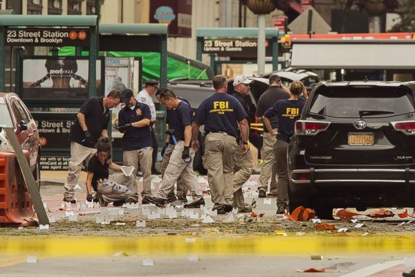 FBI při vyšetřování exploze na Manhattanu. 