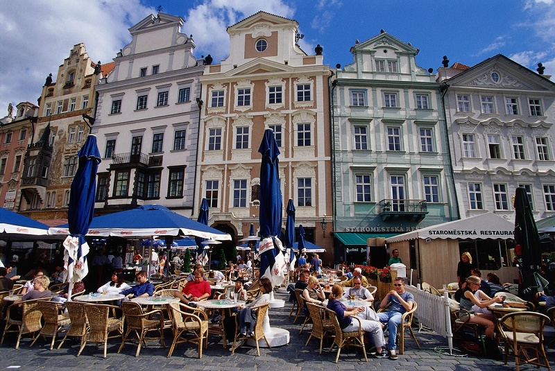 Staroměstské náměstí obklopené turisty. 