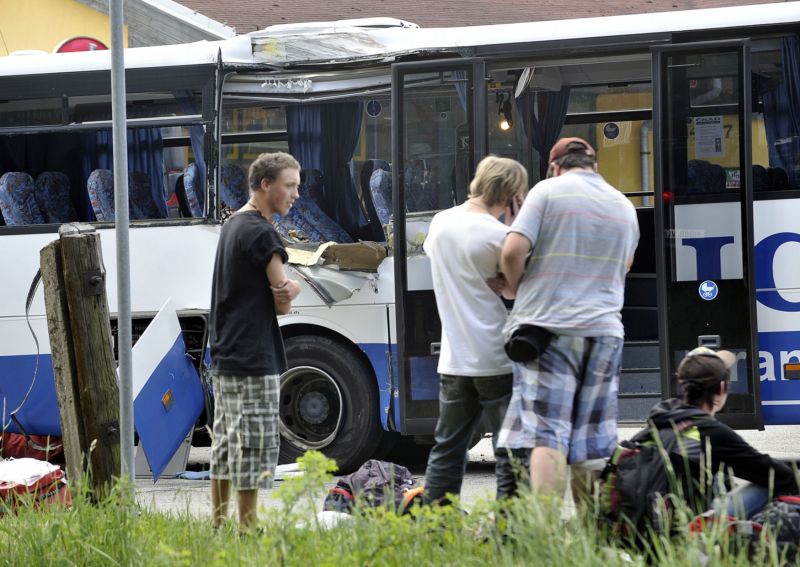Automobil se srazil s autobusem, který vezl děti (ilustrační foto).
