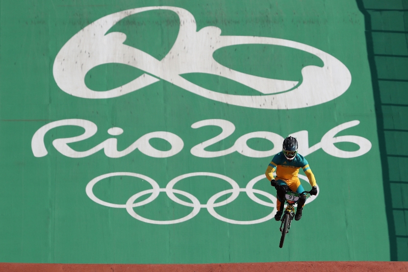 Dvojnásobný mistr světa a stříbrný olympijský medailista v bikrosu Sam Willoughby utrpěl vážné zranění, po němž je od hrudi dolů ochrnutý. Dvojnásobný mistr světa a stříbrný olympijský medailista v bikrosu Sam Willoughby utrpěl vážné zranění, po němž je od hrudi dolů ochrnutý.