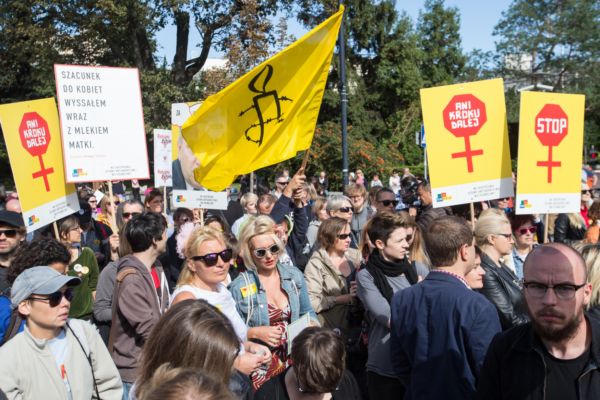 Proti zpřísnění potratového zákona protestovaly letos tisíce Poláků.