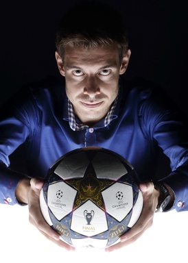 Jan Weber začínal jako fotbalista. Dodnes umí parádní triky i s klasickým balónem.