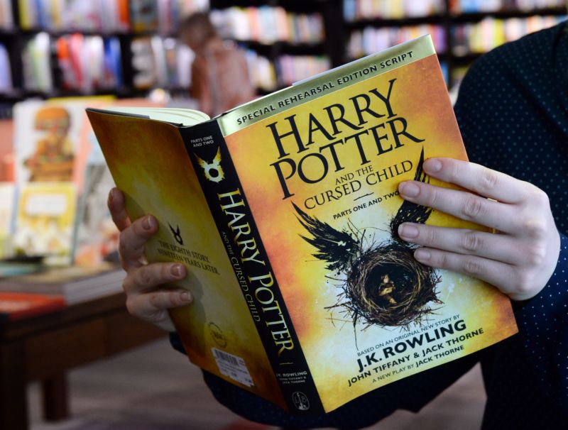 Nová knížka o čaroději Harry Potterovi bude k mání i v Česku.