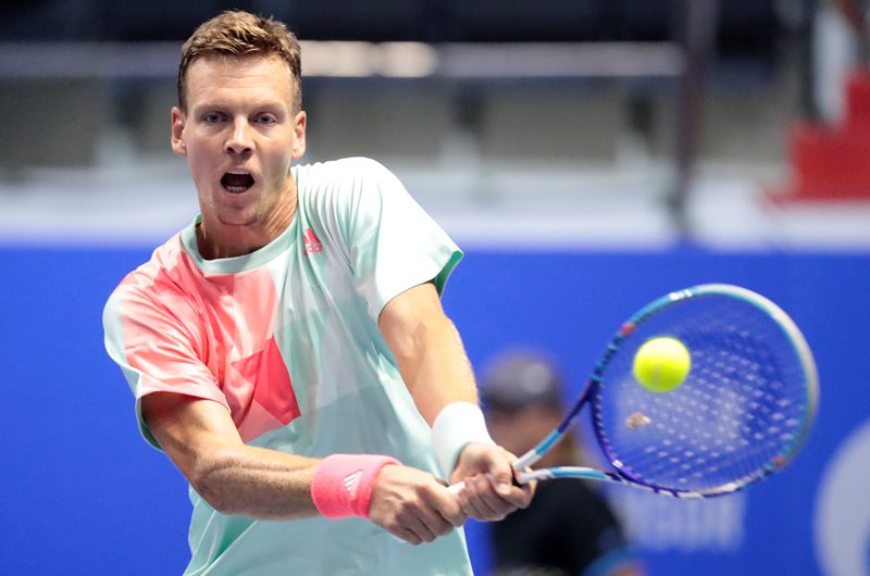 Tenista Tomáš Berdych postoupil díky vítězství 6:4, 6:3 nad Italem Paolem Lorenzim do semifinále halového turnaje v Petrohradu. Tenista Tomáš Berdych postoupil díky vítězství 6:4, 6:3 nad Italem Paolem Lorenzim do semifinále halového turnaje v Petrohradu.