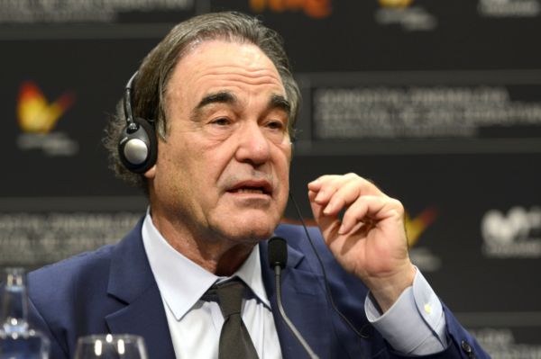 Režisér Oliver Stone.