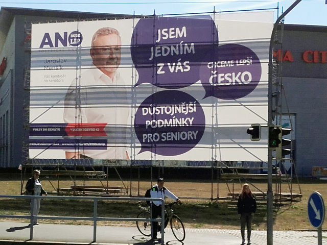 Velkoformátový předvolební poutač s tváří kandidáta Jaroslava Menšíka. Velkoformátový předvolební poutač s tváří kandidáta Jaroslava Menšíka.
