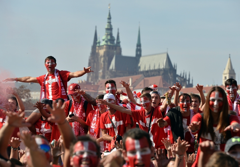 Pochod fanoušků na Letnou doprovázely pokřiky, dýmovnice i dělbuchy.