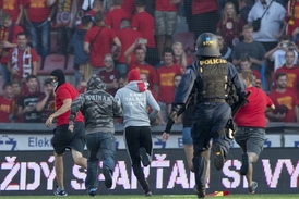 Fanoušci Sparty po derby řádili. Vtrhli i na hřiště.