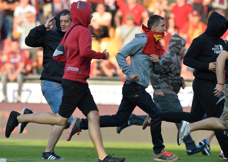 Fanoušci Sparty po prohře v derby vtrhli na hrací plochu. 