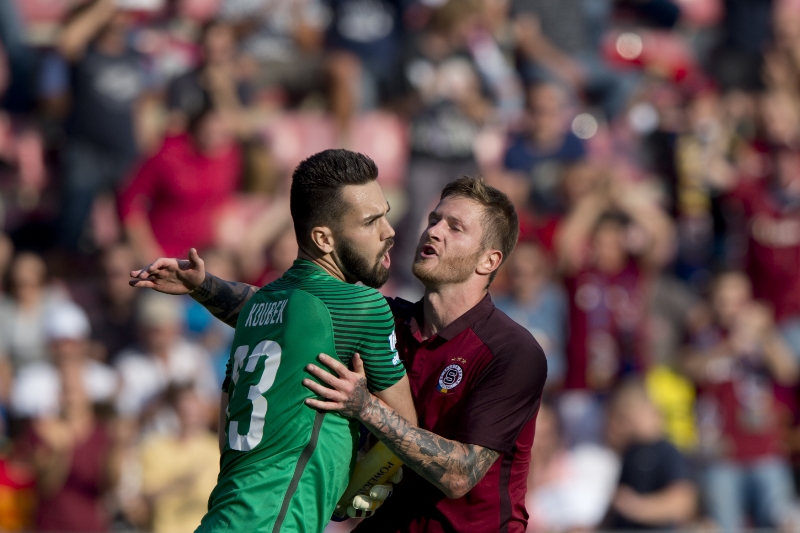 Tomáš Koubek v derby chytil penaltu, přesto svému týmu k výhře nepomohl. 