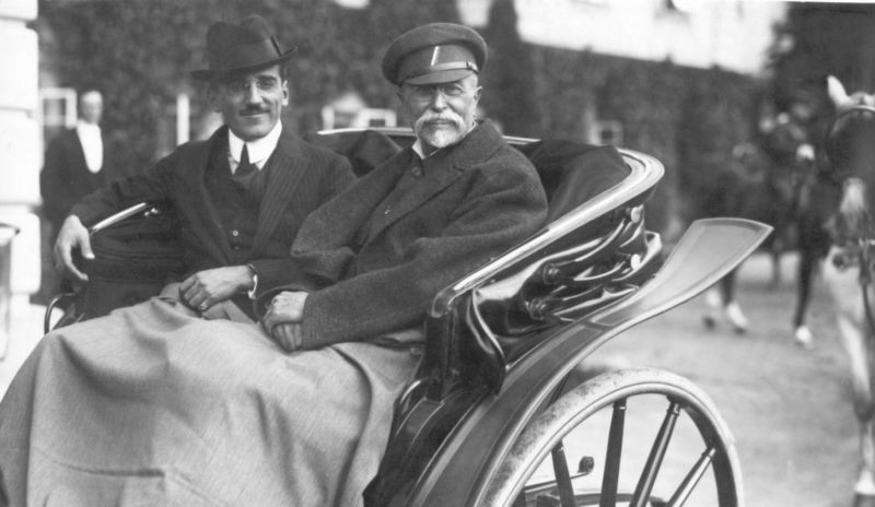 Prezident Tomáš Garrigue Masaryk (vpravo) s Edvardem Benešem v kočáře (archivní snímek z 20. let).