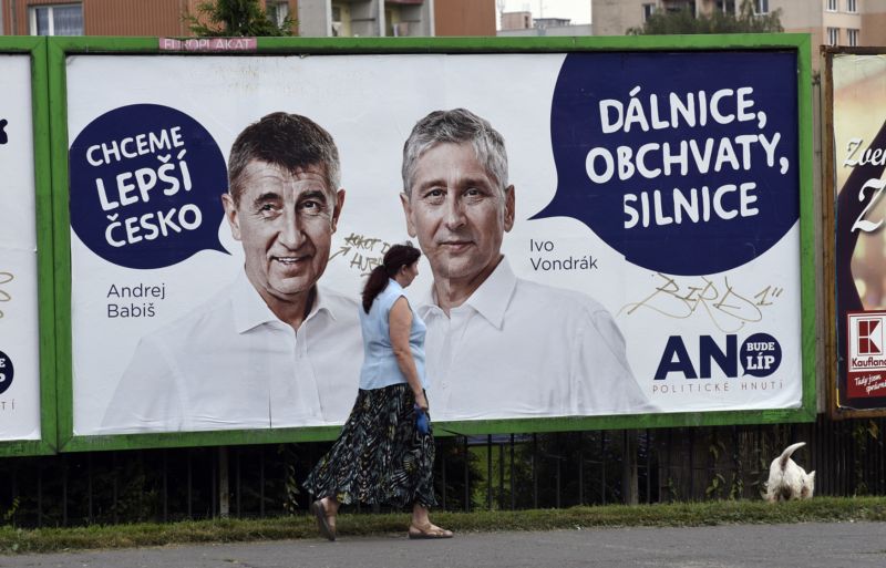 Volební materiály byly přelepené samolepkami ANO (ilustrační foto).