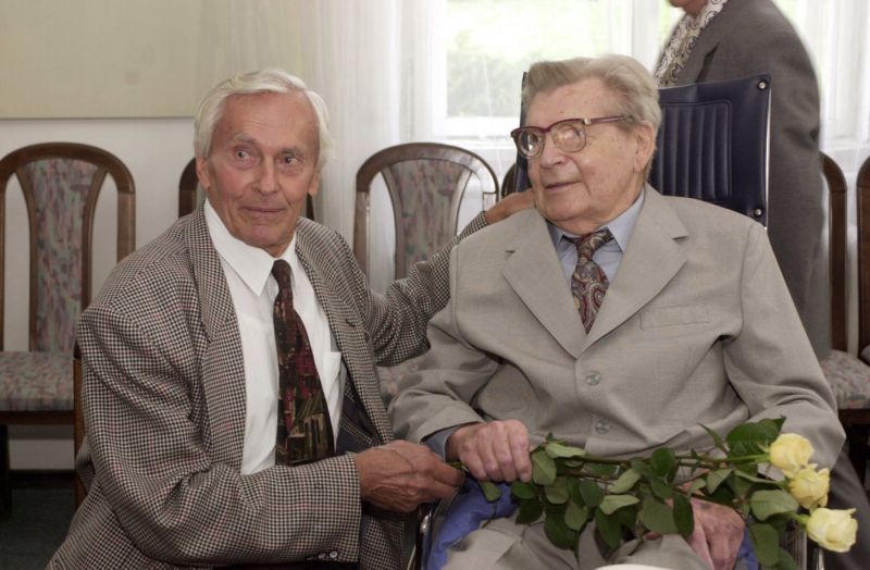 Cestovatelé Jiří Hanzelka (vpravo) a Miroslav Zikmund (snímek z roku 2000). Cestovatelé Jiří Hanzelka (vpravo) a Miroslav Zikmund (snímek z roku 2000).