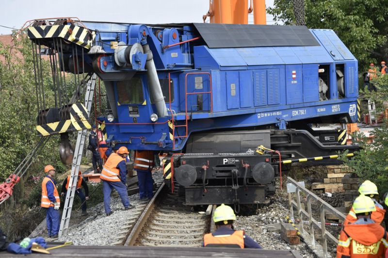 Série nehod. Při odstraňování následků nehody traktoru a vlaku vykolejil i nehodový vlak s jeřábem. Série nehod. Při odstraňování následků nehody traktoru a vlaku vykolejil i nehodový vlak s jeřábem.