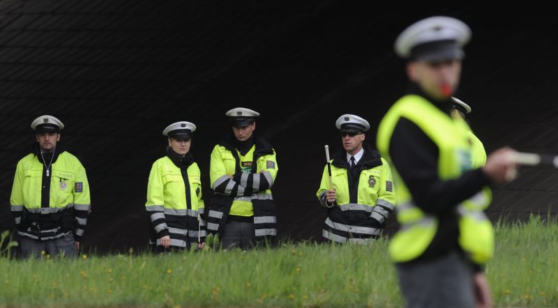 Policisté prohledávali lesopark, v němž se ztratila malá holčička (ilustrační foto).