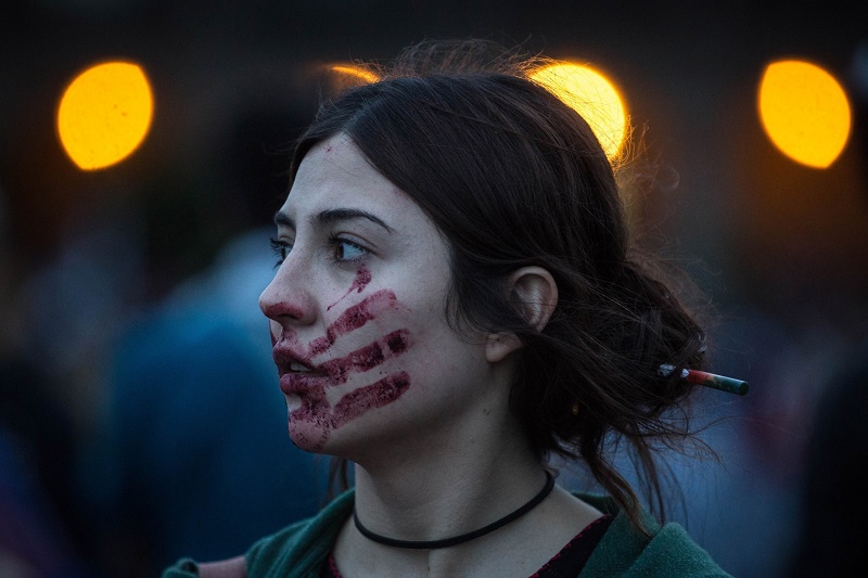 Mexická studentka mezi demonstranty. 