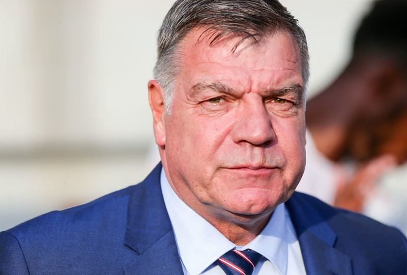 Trenér anglické fotbalové reprezentace Sam Allardyce se krátce po převzetí funkce dostal do velkých problémů. Trenér anglické fotbalové reprezentace Sam Allardyce se krátce po převzetí funkce dostal do velkých problémů.