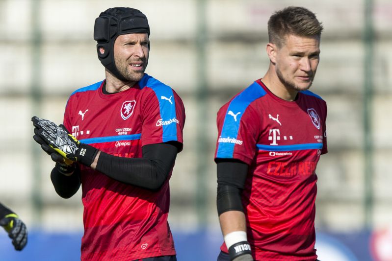 Petr Čech (vlevo) a Tomáš Vaclík.