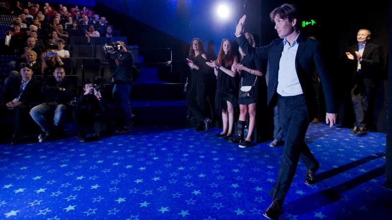 Představitel jedné z hlavních rolí Cillian Murphy zdraví diváky v pražském kině.