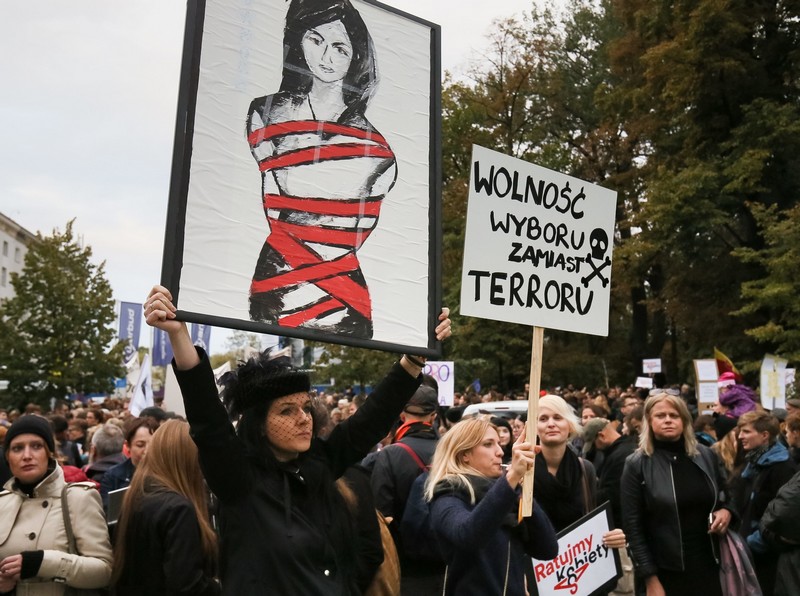 Protesty proti zpřísnění zákona o potratech ve Varšavě.