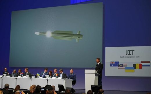 Záběr z tiskové konference vyšetřovatelů tragédie nad Ukrajinou.