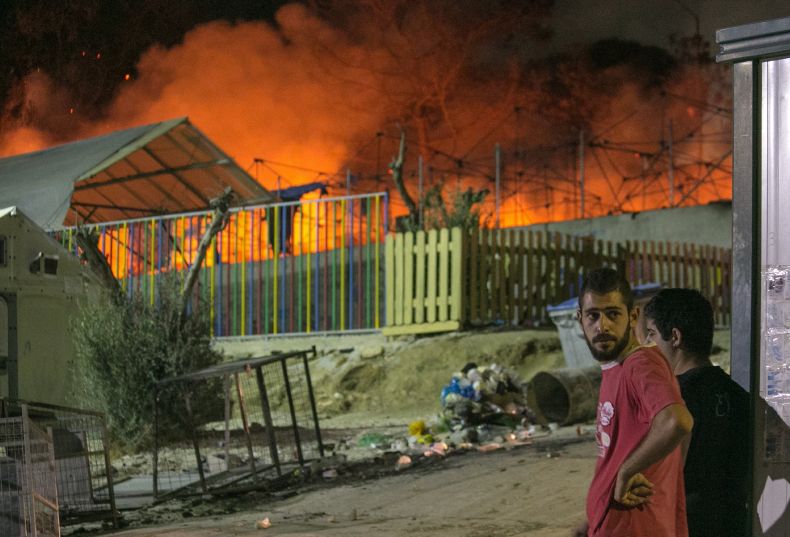 Požár v uprchlickém táboře na řeckém ostrově Lesbos.