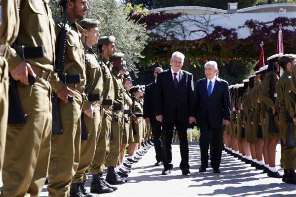 Miloš Zeman se zesnulým Šimonem Peresem (na snímku z roku 2013).
