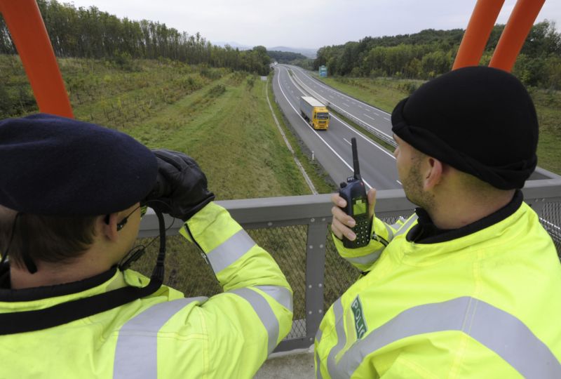 Policejní hlídka na dálnici D8 (ilustrační foto).