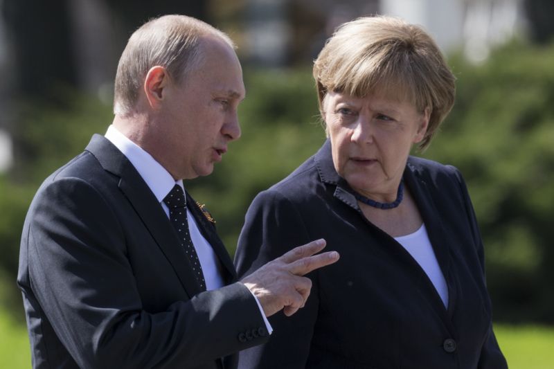 Vladimir Putin (vlevo) a Angela Merkelová.