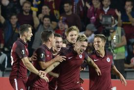 Kadlec se raduje se spoluhráči.
