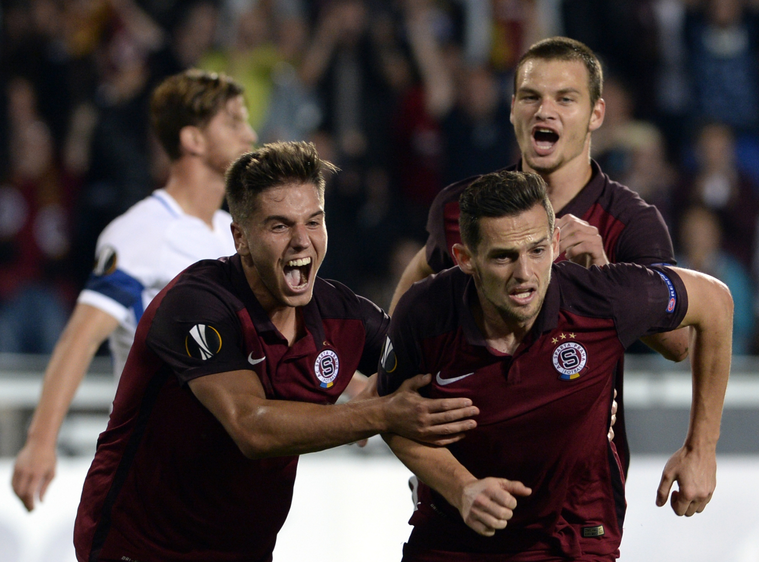 Fotbalisté Aleš Čermák (vlevo), Mario Holek (vpravo) a Matěj Pulkrab (za nimi) se radují ze vstřelené branky.