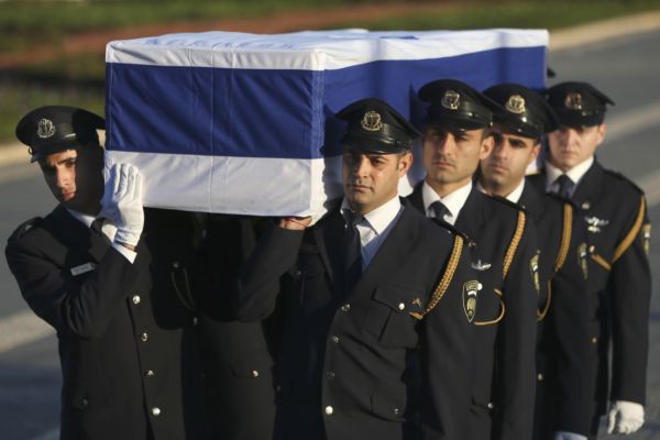 Rakev byla pokryta izraelskou státní vlajkou.