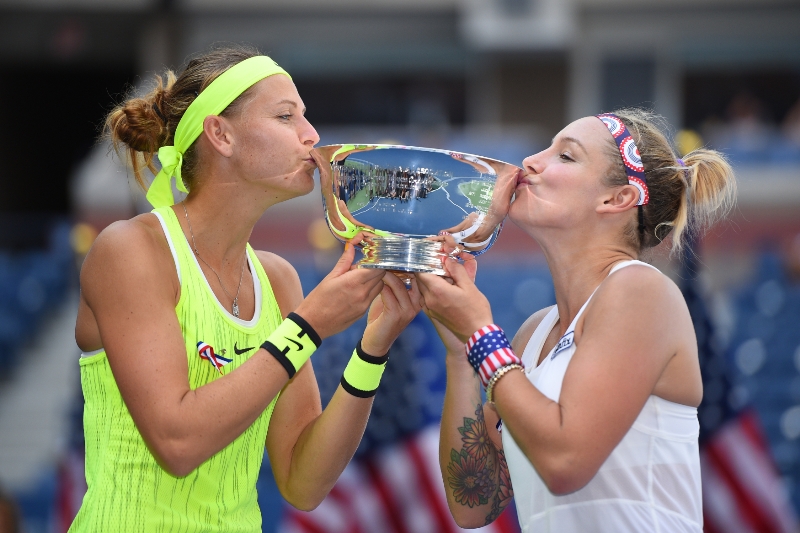 Šampionky nedávného US Open Lucie Šafářová a Bethanie Matteková-Sandsová útočí na tenisovém turnaji ve Wu-chanu na další společný deblový titul. 
