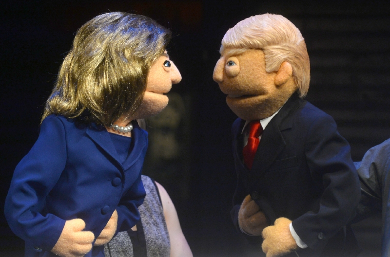 Clintonová versus Trump, souboj loutek.